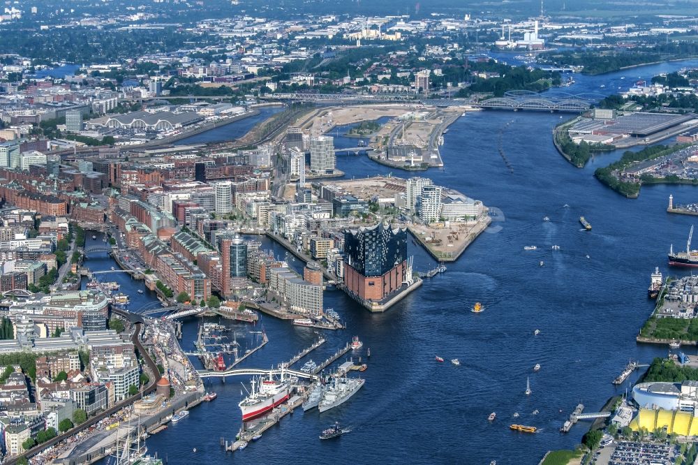 Hamburg aus der Vogelperspektive: Konzerthaus Elbphilharmonie mit Speicherstadt in Hamburg