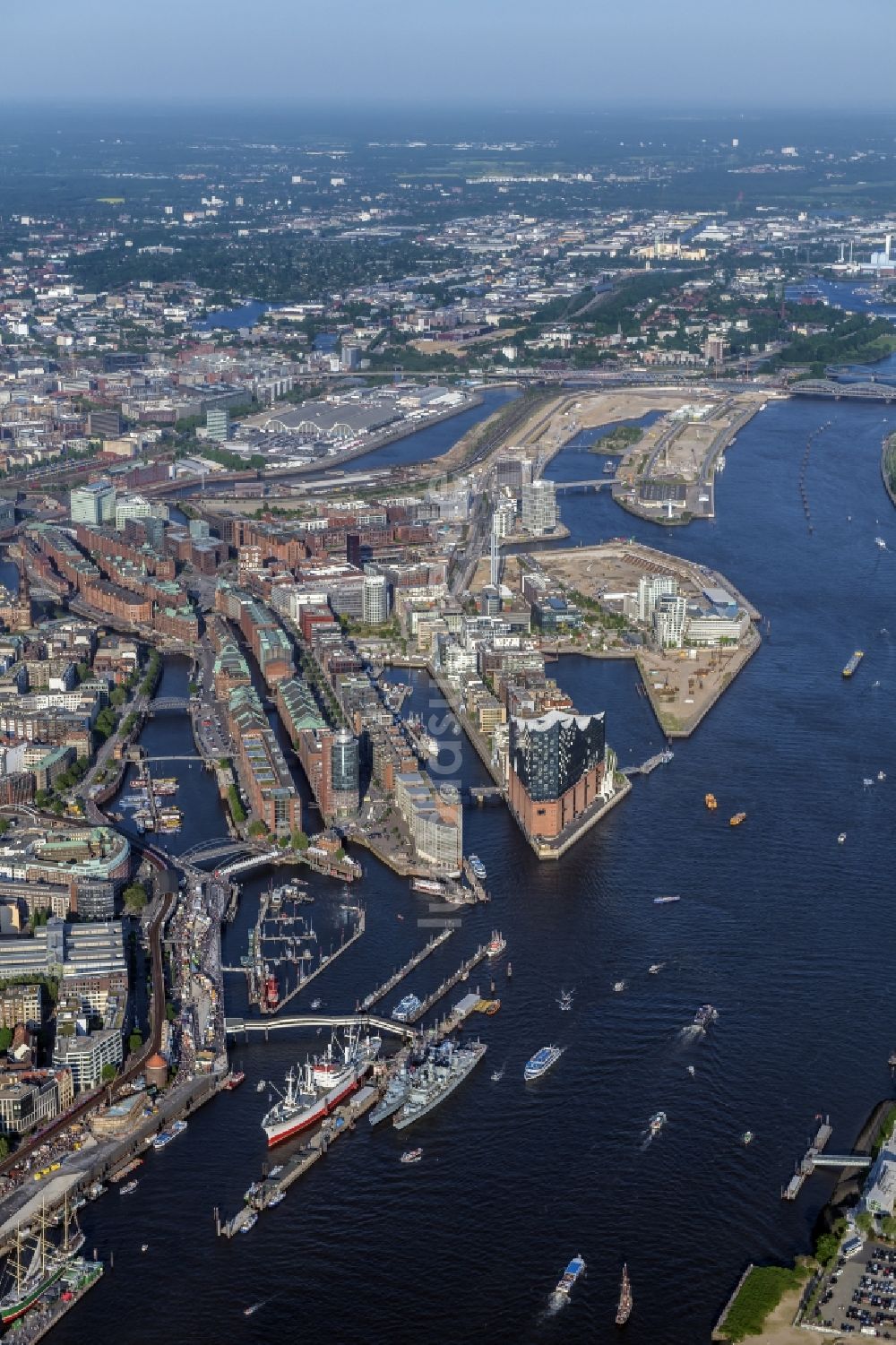 Hamburg aus der Vogelperspektive: Konzerthaus Elbphilharmonie mit Speicherstadt in Hamburg