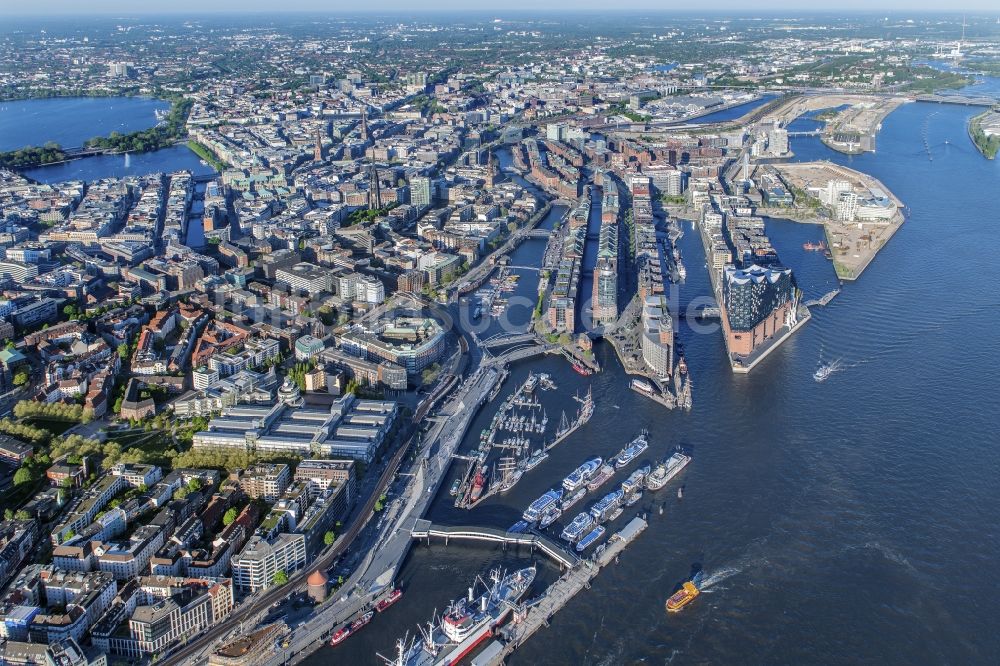 Luftaufnahme Hamburg - Konzerthaus Elbphilharmonie mit Speicherstadt in Hamburg