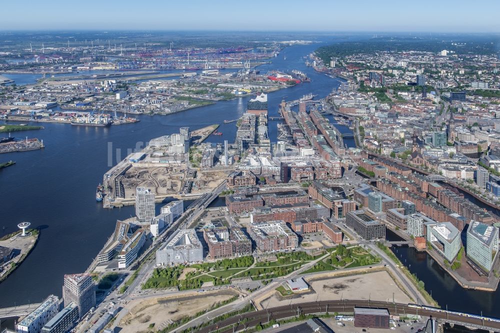 Hamburg aus der Vogelperspektive: Konzerthaus Elbphilharmonie mit Speicherstadt in Hamburg