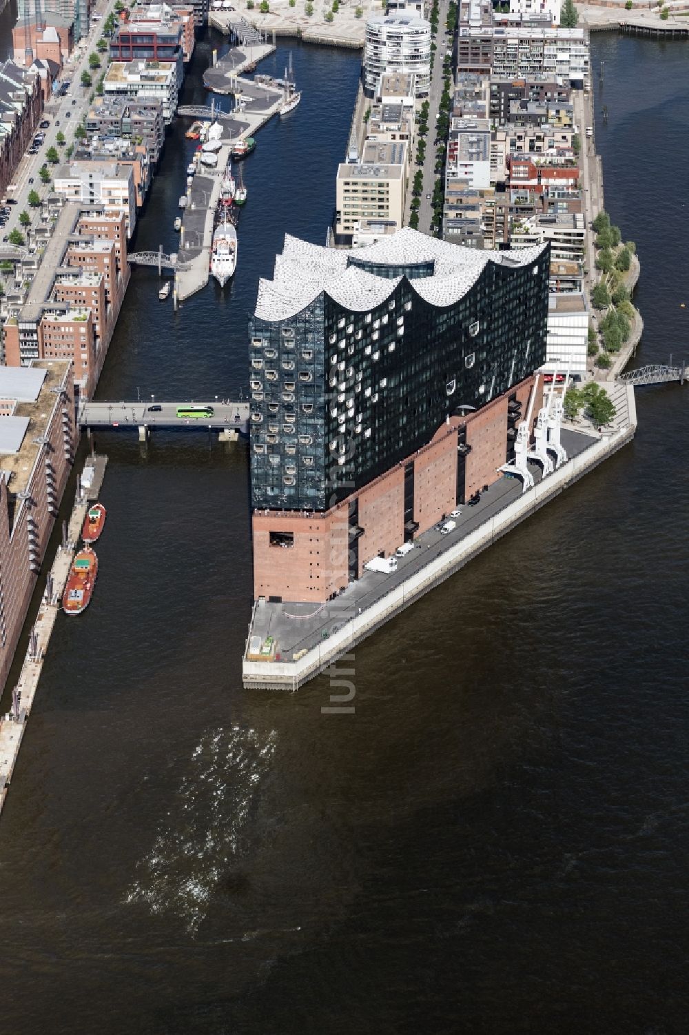 Hamburg von oben - Konzerthaus Elbphilharmonie mit Speicherstadt in Hamburg