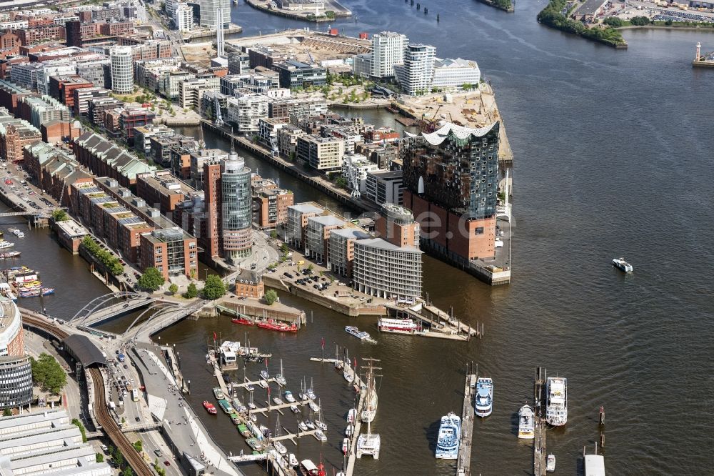 Hamburg aus der Vogelperspektive: Konzerthaus Elbphilharmonie mit Speicherstadt in Hamburg