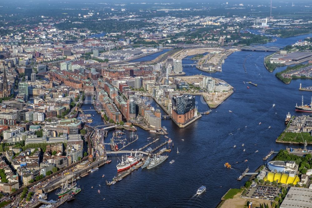 Luftaufnahme Hamburg - Konzerthaus Elbphilharmonie mit Speicherstadt in Hamburg