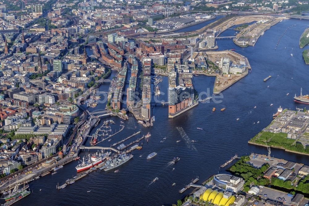 Hamburg von oben - Konzerthaus Elbphilharmonie mit Speicherstadt in Hamburg