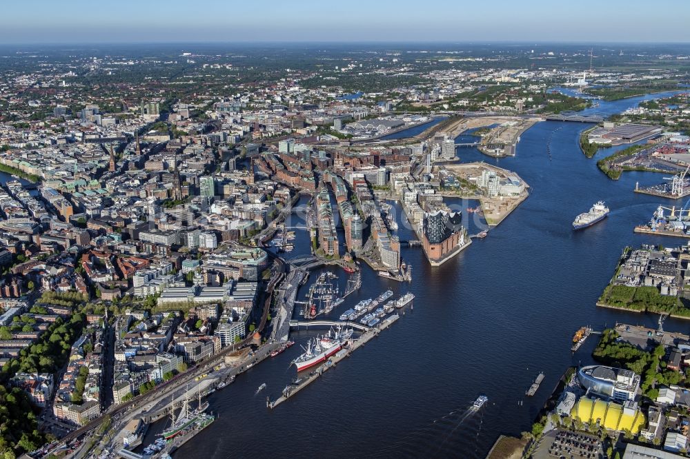 Hamburg von oben - Konzerthaus Elbphilharmonie mit Speicherstadt in Hamburg