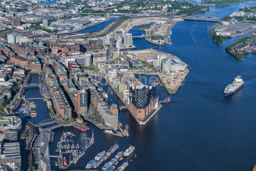 Hamburg aus der Vogelperspektive: Konzerthaus Elbphilharmonie mit Speicherstadt in Hamburg