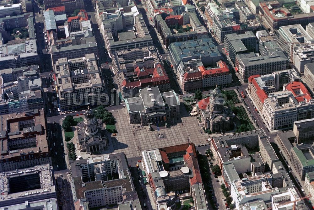 Berlin aus der Vogelperspektive: Konzertlhaus, Französischer Dom und Deutscher Dom auf dem Gendarmenmarkt in Berlin-Mitte in Berlin 