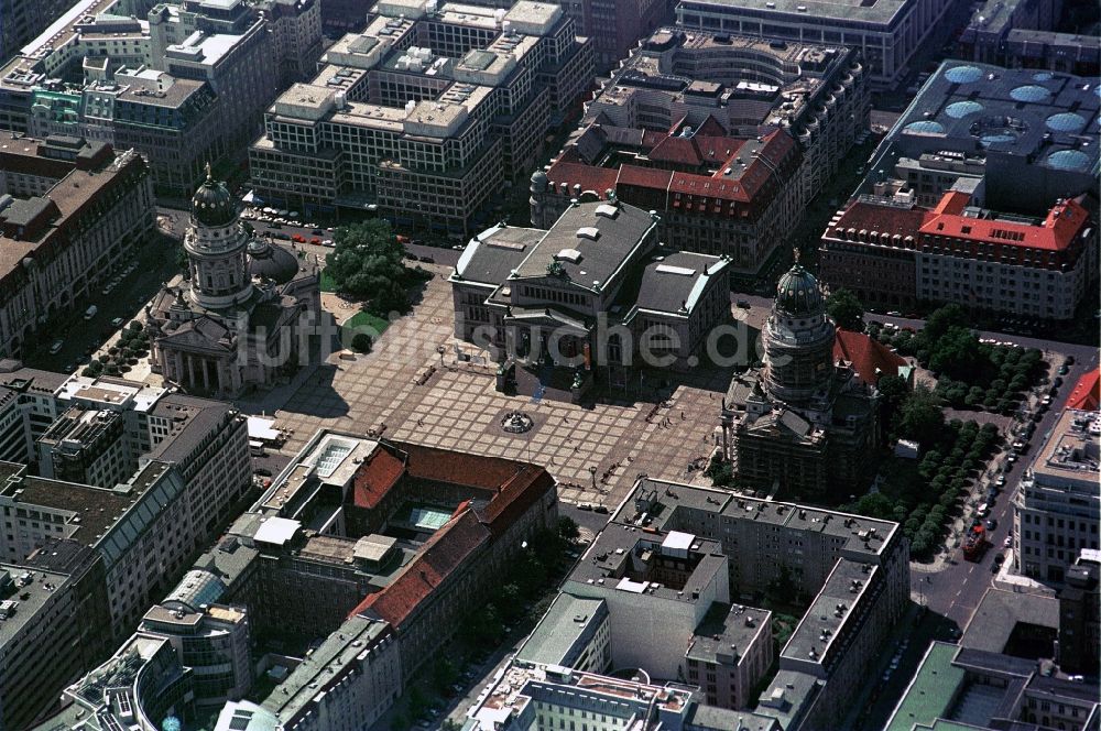 Luftbild Berlin - Konzertlhaus, Französischer Dom und Deutscher Dom auf dem Gendarmenmarkt in Berlin-Mitte in Berlin 