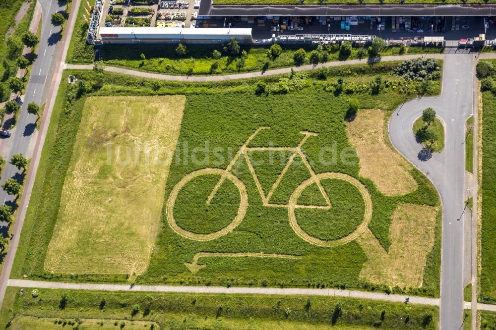 Luftaufnahme Hamm - Ökozentrum Hamm mit einem großen eingemähtem Fahrrad hinter OBI Markt in Hamm im Bundesland Nordrhein-Westfalen