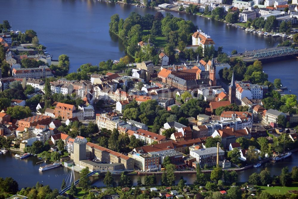 Berlin aus der Vogelperspektive: Köpenicker Altstadt mit Rathaus und Schloss im Bezirk Treptow-Köpenick in Berlin