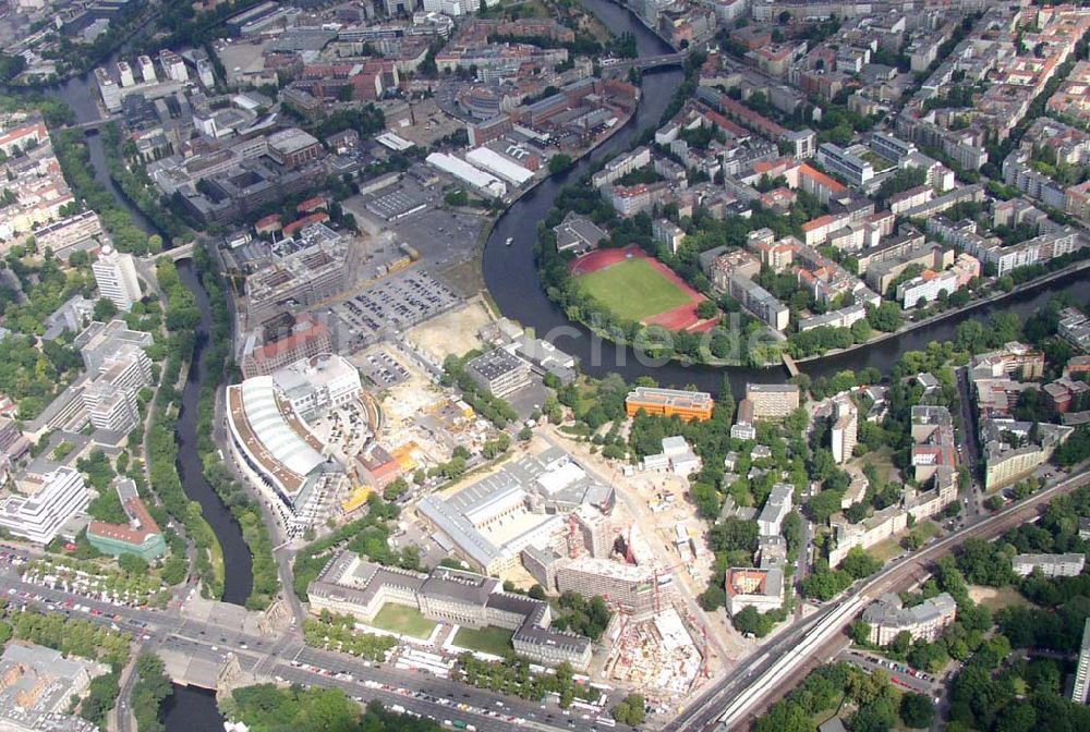 Berlin - Charlottenburg von oben - KPM und Smart Neubaustellen an der Straße des 17. Juni und am Salzufer in Charlottenburg. Datum: 22.06.03