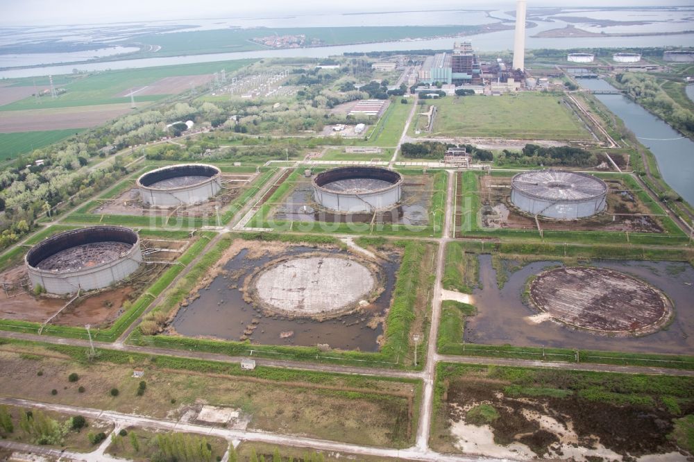 Luftaufnahme Centrale Enel - Kraftwerksanlagen des ehemaligen Öl-Elekritizätswerkes an der Po-Mündung in Centrale Enel in Veneto, Italien