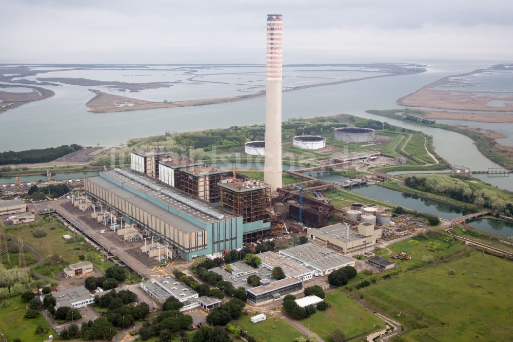 Centrale Enel von oben - Kraftwerksanlagen des ehemaligen Öl-Elekritizätswerkes an der Po-Mündung in Centrale Enel in Veneto, Italien