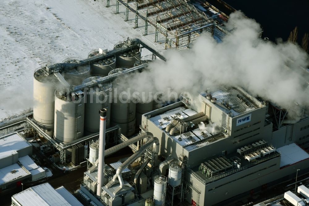 Luftaufnahme Berlin - Kraftwerksanlagen des Heizkraftwerkes - Blockheizwerk der RWE an der Köpenicker Straße in Berlin