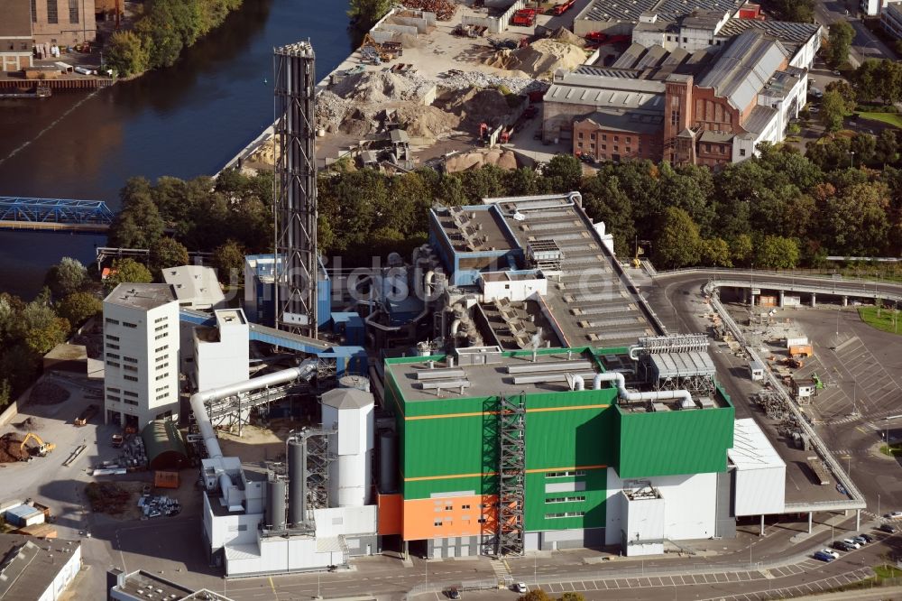 Luftbild Berlin - Kraftwerksanlagen des Heizkraftwerkes BSR Müllheizkraftwerk Ruhleben an der Freiheit in Berlin