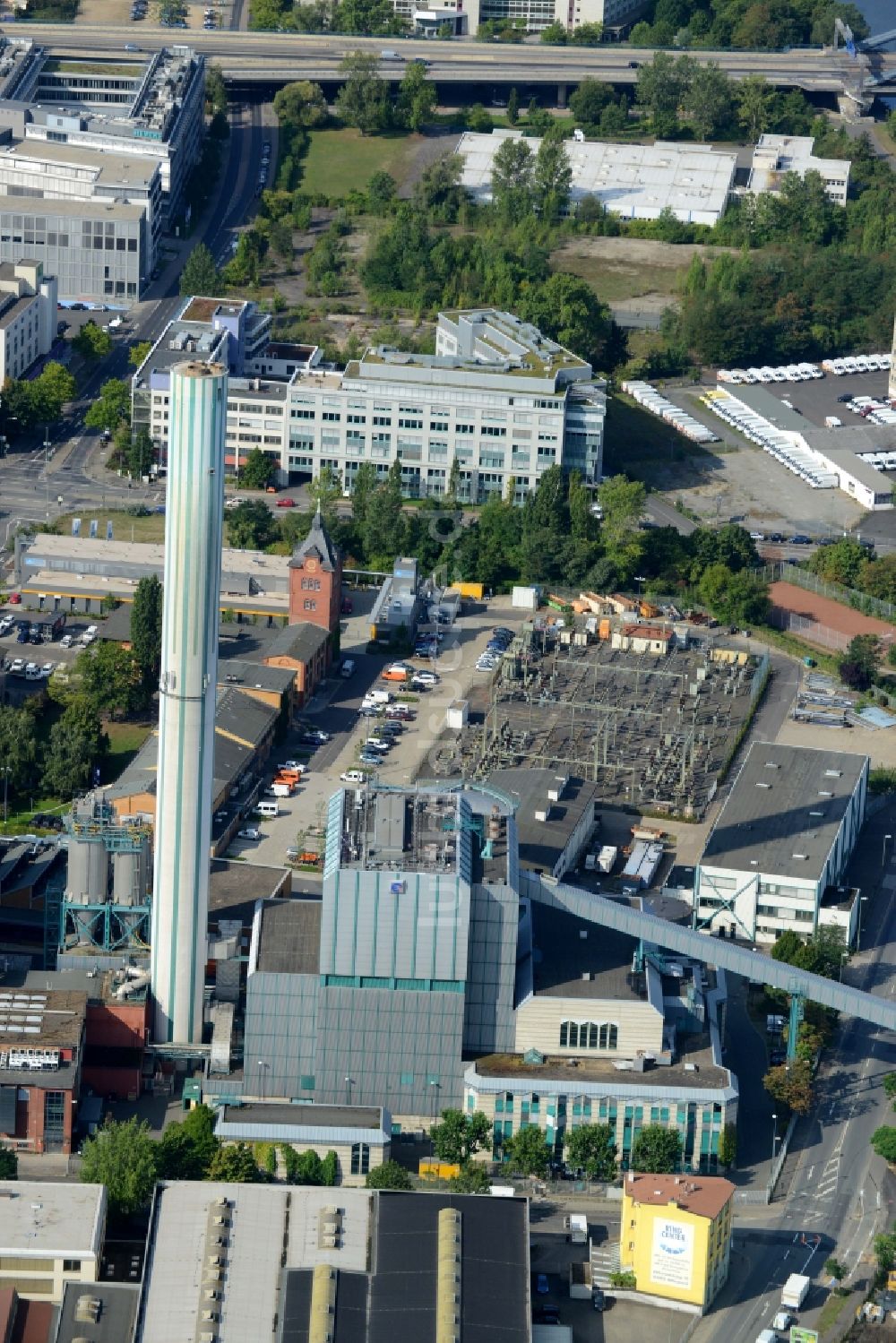 Offenbach am Main aus der Vogelperspektive: Kraftwerksanlagen des Heizkraftwerkes Heizkraftwerk und Betriebsgelände der Energieversorgung Offenbach (EVO) in Offenbach am Main im Bundesland Hessen