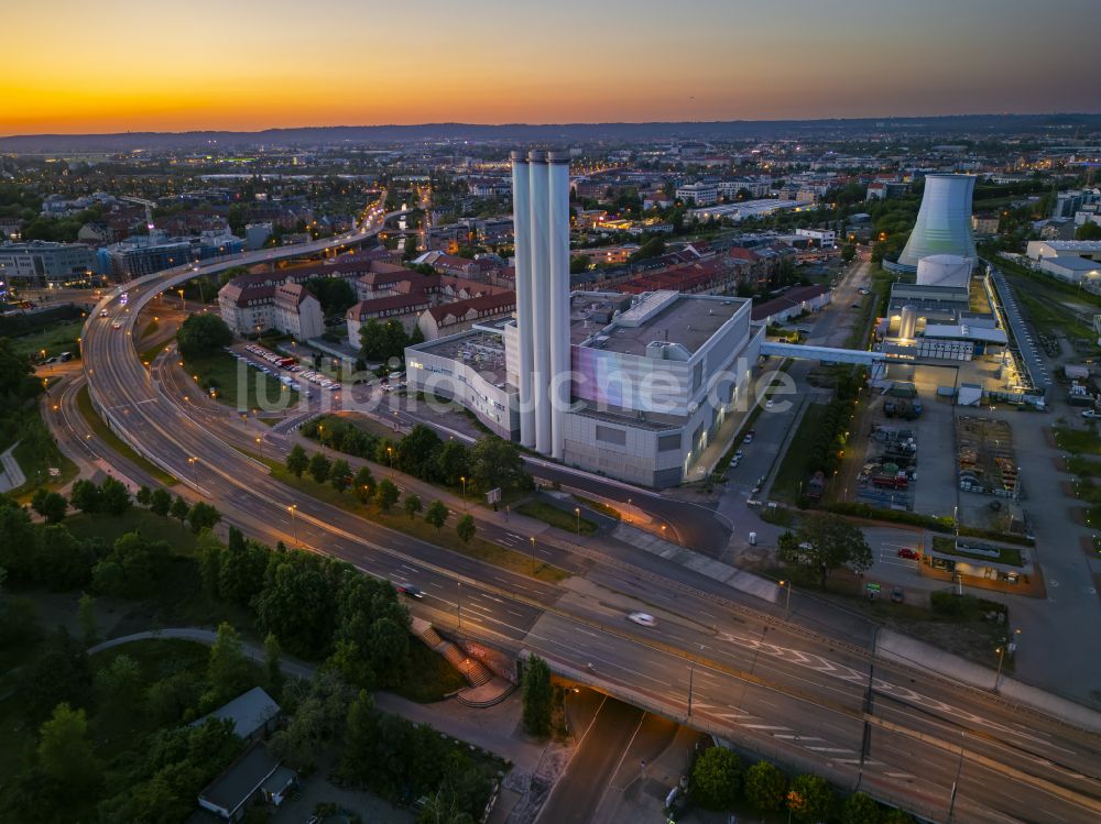 Dresden von oben - Kraftwerksanlagen des Heizkraftwerkes Heizkraftwerk Nossener Brücke an der Oederaner Straße in Dresden im Bundesland Sachsen, Deutschland