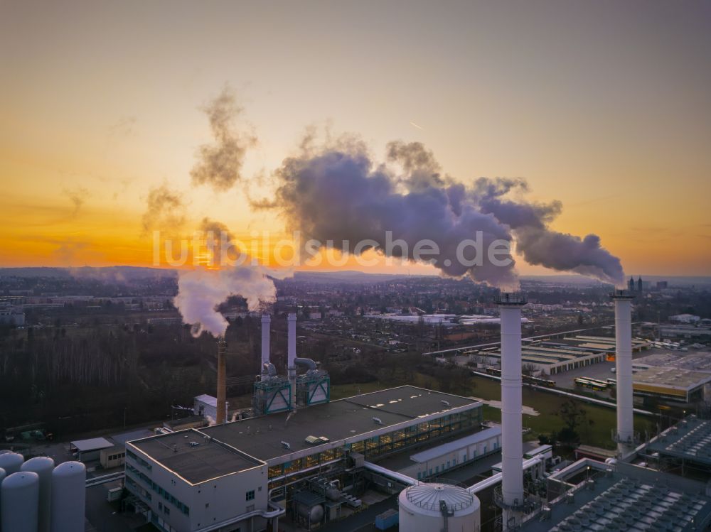 Luftbild Dresden - Kraftwerksanlagen des Heizkraftwerkes Innovationskraftwerk Dresden-Reick mit Gasometer im Hintergrund in Dresden im Bundesland Sachsen, Deutschland