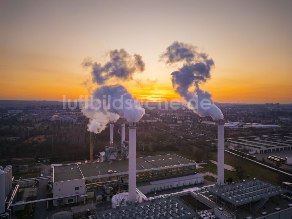 Dresden aus der Vogelperspektive: Kraftwerksanlagen des Heizkraftwerkes Innovationskraftwerk Dresden-Reick mit Gasometer im Hintergrund in Dresden im Bundesland Sachsen, Deutschland