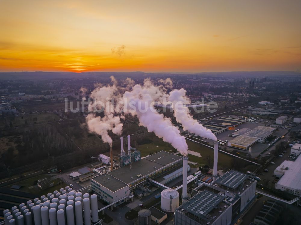 Luftbild Dresden - Kraftwerksanlagen des Heizkraftwerkes Innovationskraftwerk Dresden-Reick mit Gasometer im Hintergrund in Dresden im Bundesland Sachsen, Deutschland