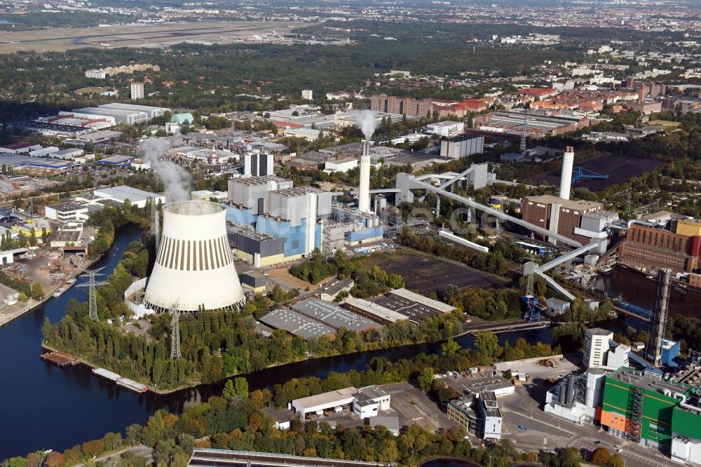 Berlin aus der Vogelperspektive: Kraftwerksanlagen des Heizkraftwerkes - Kraftwerk Reuter West Großer Spreering in Berlin