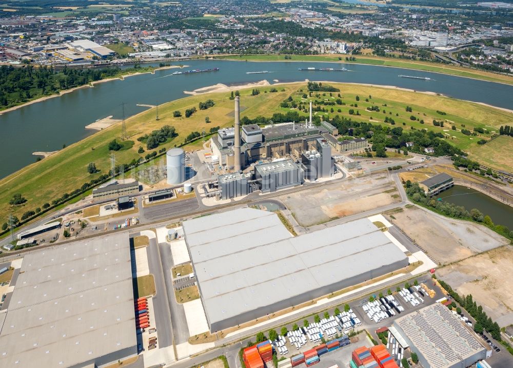 Düsseldorf aus der Vogelperspektive: Kraftwerksanlagen des Heizkraftwerkes Lausward der Stadtwerke Düsseldorf AG am Rhein- Hafen in Düsseldorf im Bundesland Nordrhein-Westfalen