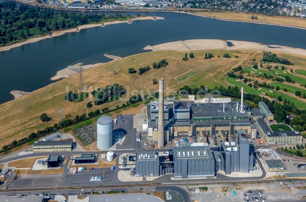 Düsseldorf von oben - Kraftwerksanlagen des Heizkraftwerkes Lausward der Stadtwerke Düsseldorf AG am Rhein- Hafen in Düsseldorf im Bundesland Nordrhein-Westfalen