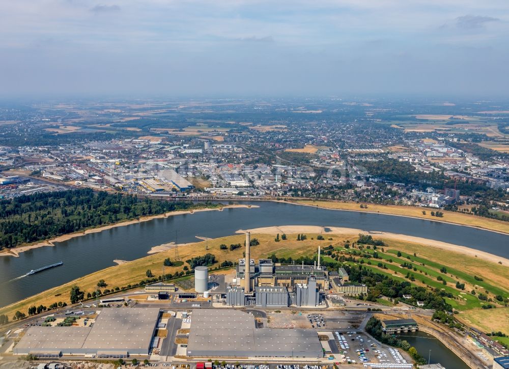 Düsseldorf von oben - Kraftwerksanlagen des Heizkraftwerkes Lausward der Stadtwerke Düsseldorf AG am Rhein- Hafen in Düsseldorf im Bundesland Nordrhein-Westfalen