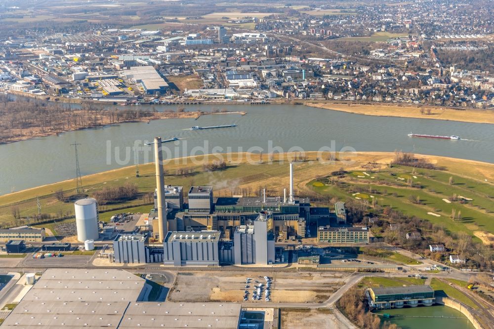 Düsseldorf von oben - Kraftwerksanlagen des Heizkraftwerkes Lausward der Stadtwerke Düsseldorf AG am Rhein- Hafen in Düsseldorf im Bundesland Nordrhein-Westfalen