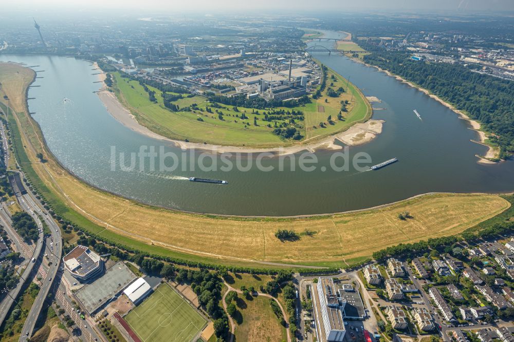 Düsseldorf aus der Vogelperspektive: Kraftwerksanlagen des Heizkraftwerkes Lausward der Stadtwerke Düsseldorf AG am Rhein- Hafen der Rheinschleife in Düsseldorf im Bundesland Nordrhein-Westfalen