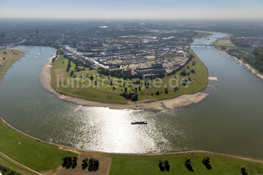 Luftbild Düsseldorf - Kraftwerksanlagen des Heizkraftwerkes Lausward der Stadtwerke Düsseldorf AG am Uferbereich des Flußverlaufes der Rheinschleife in Düsseldorf im Bundesland Nordrhein-Westfalen