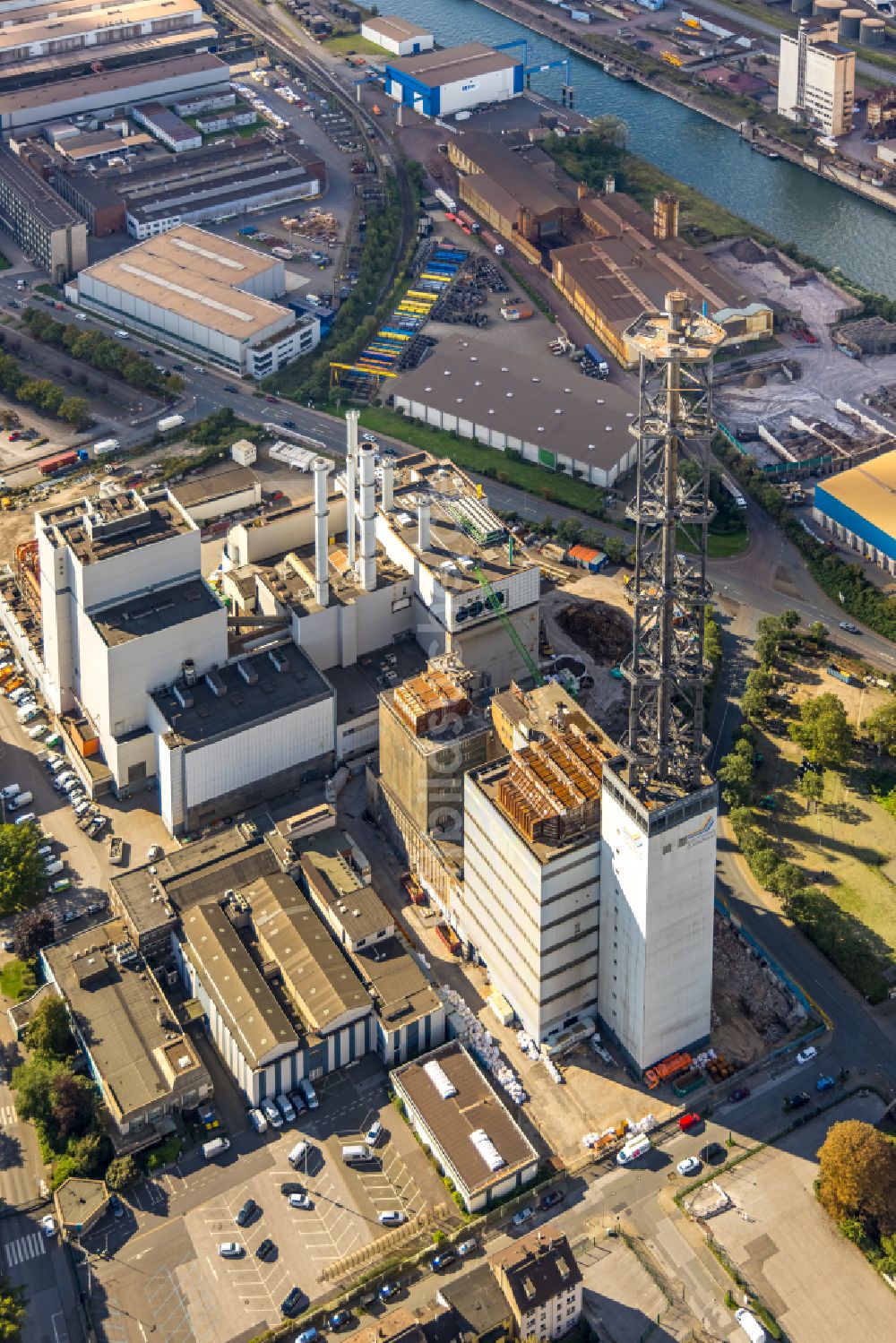 Duisburg von oben - Kraftwerksanlagen des Heizkraftwerkes mit dem Stadtwerketurm an der Charlottenstraße im Ortsteil Altstadt in Duisburg im Bundesland Nordrhein-Westfalen, Deutschland