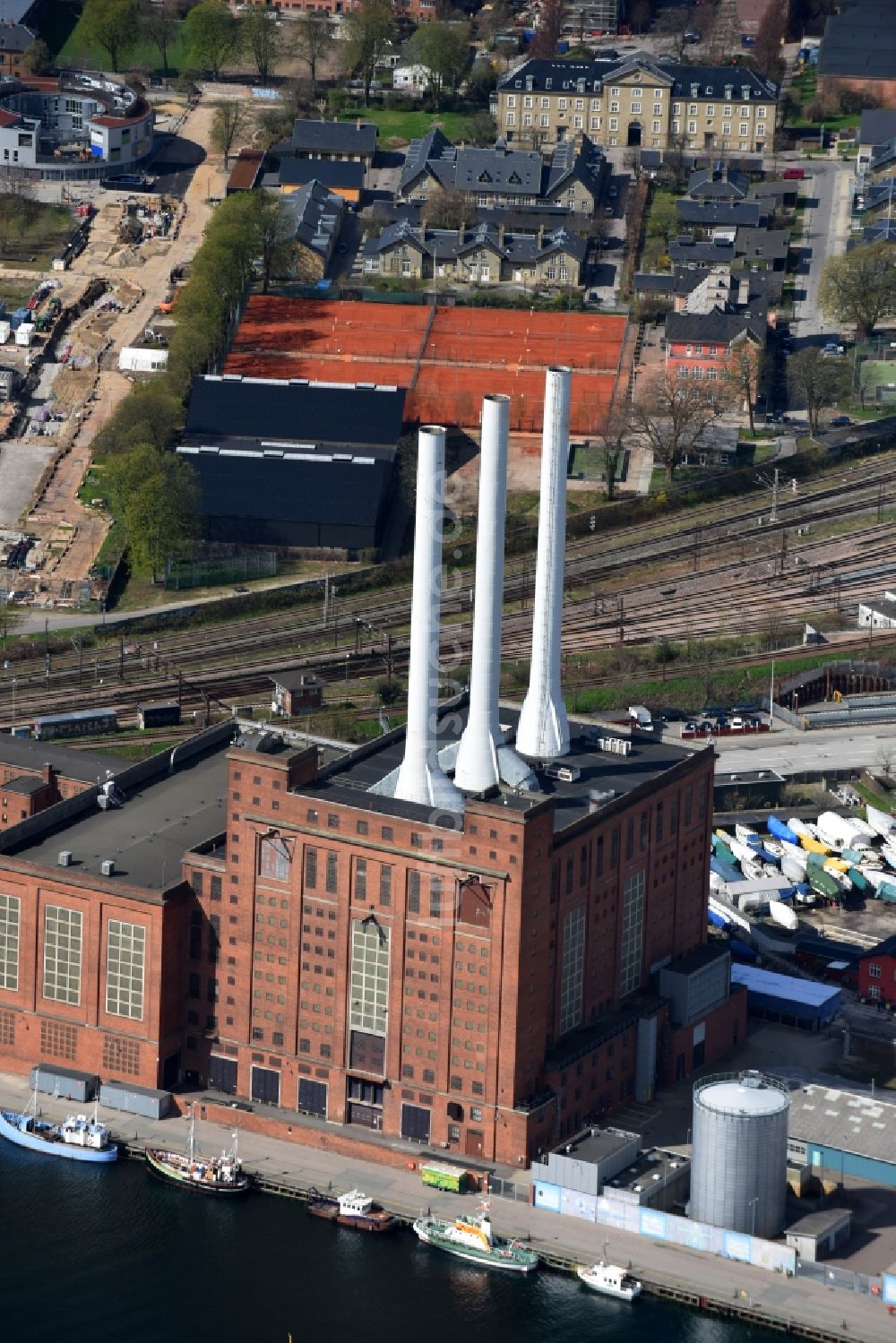 Kopenhagen aus der Vogelperspektive: Kraftwerksanlagen des Heizkraftwerkes Svanemollevaerket an der Lautrupsgade in Kopenhagen in Region Hovedstaden, Dänemark