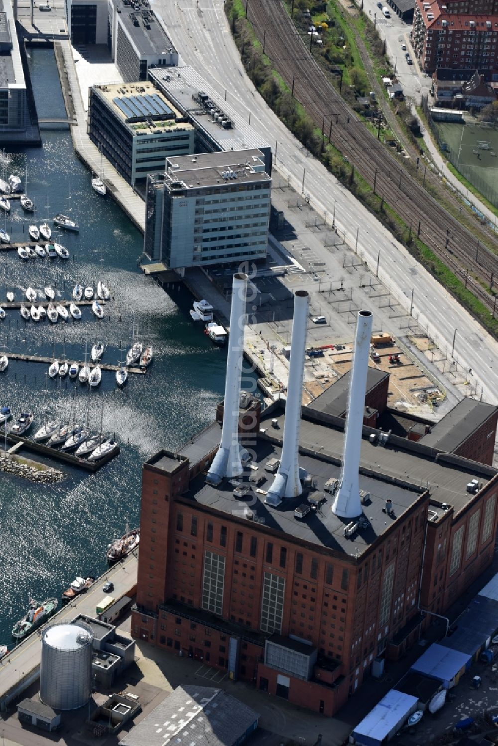 Kopenhagen von oben - Kraftwerksanlagen des Heizkraftwerkes Svanemollevaerket an der Lautrupsgade in Kopenhagen in Region Hovedstaden, Dänemark