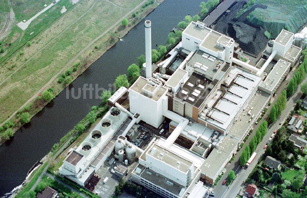 Luftaufnahme Berlin - Kraftwerksanlagen des Heizkraftwerkes am Ufer des Teltowkanal im Ortsteil Rudow in Berlin, Deutschland