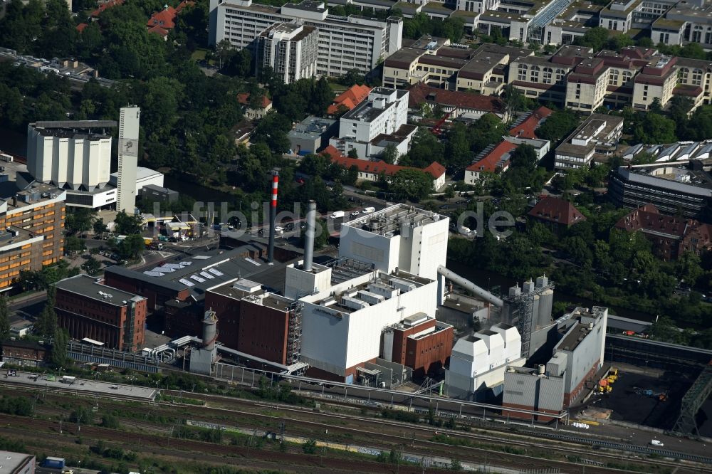 Luftaufnahme Berlin - Kraftwerksanlagen des Heizkraftwerkes der Vattenfall GmbH an der Putlitzbrücke - Friedrich-Krause-Ufer in Berlin