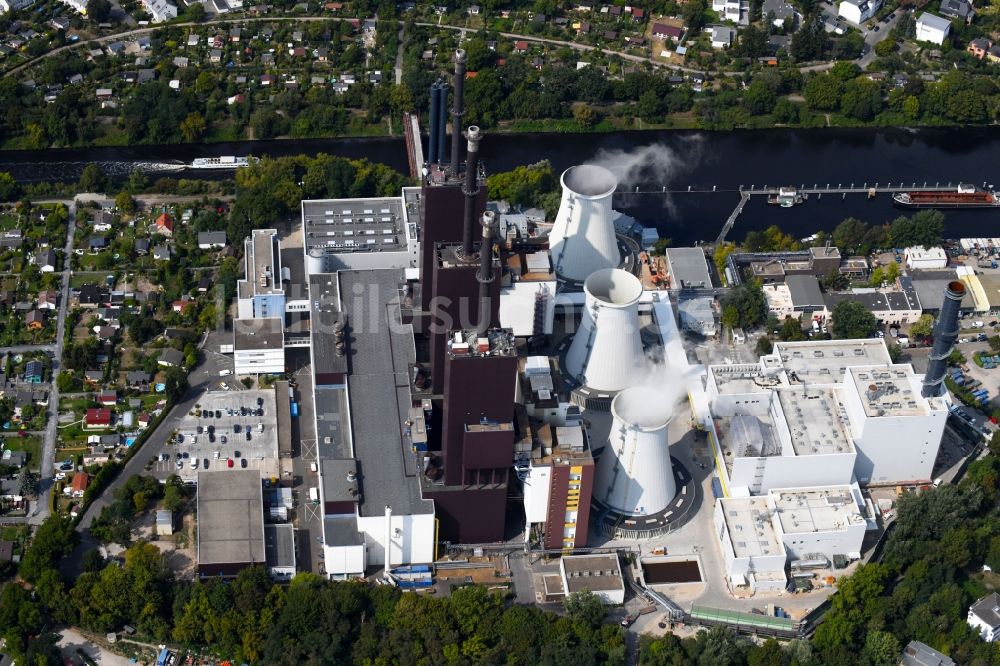 Berlin aus der Vogelperspektive: Kraftwerksanlagen des Heizkraftwerkes Vattenfall Heizkraftwerk Lichterfelde am Ostpreußendamm in Berlin, Deutschland