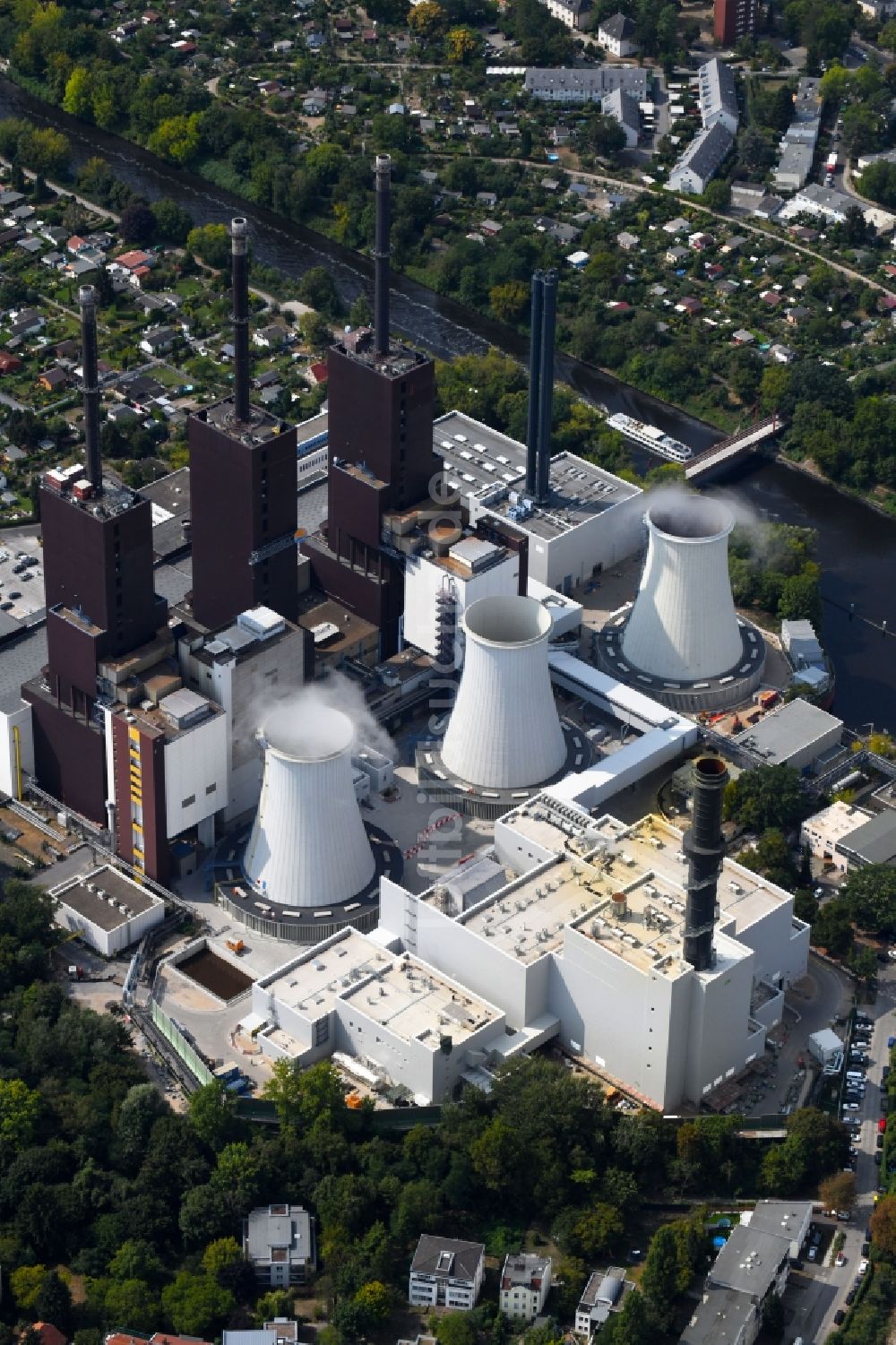 Luftbild Berlin - Kraftwerksanlagen des Heizkraftwerkes Vattenfall Heizkraftwerk Lichterfelde am Ostpreußendamm in Berlin, Deutschland