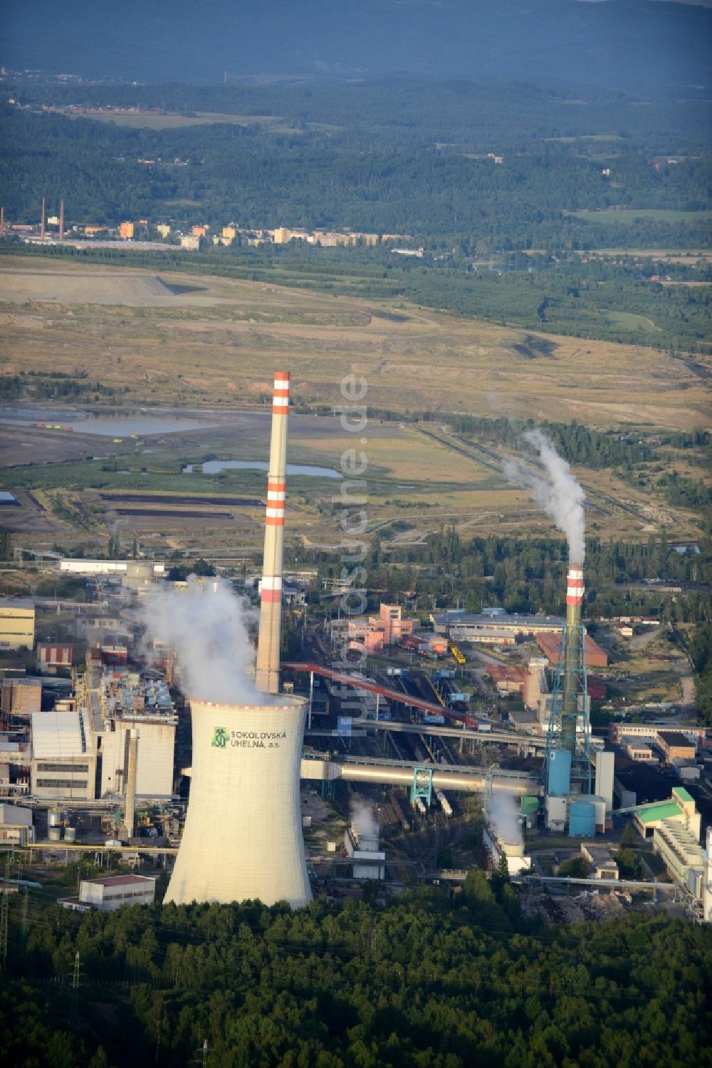 Dolní Nivy aus der Vogelperspektive: Kraftwerksanlagen des Kohle- Heizkraftwerkes in Dolní Nivy in Tschechische Republik