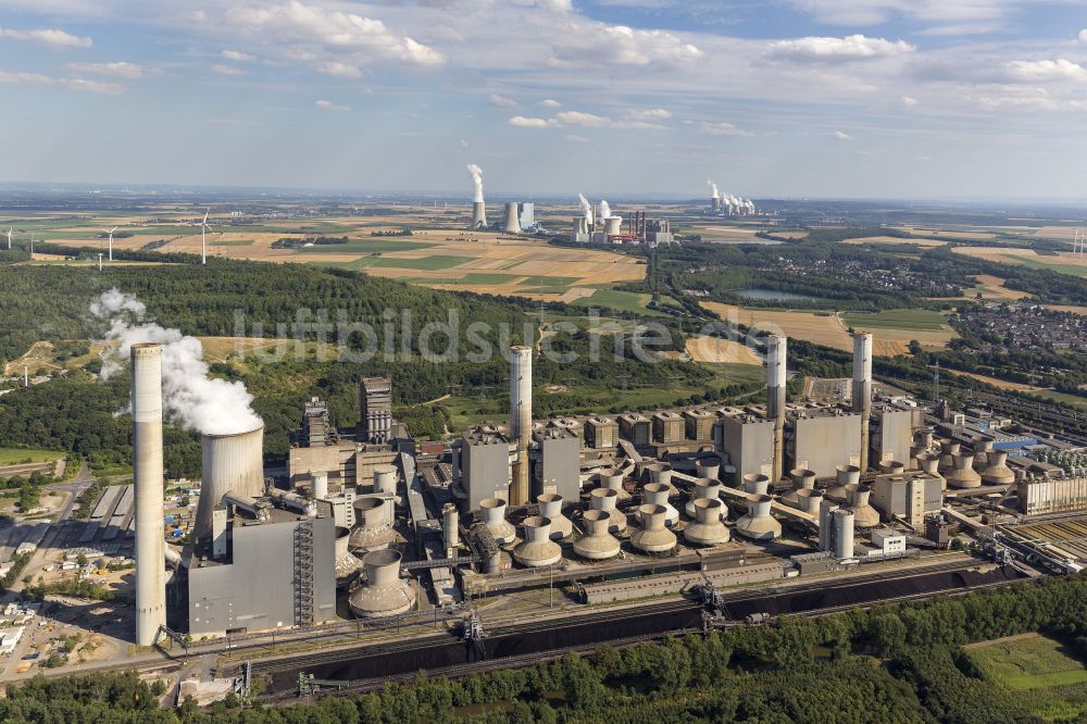 Frimmersdorf aus der Vogelperspektive: Kraftwerksanlagen des Kohle- Heizkraftwerkes in Frimmersdorf im Bundesland Nordrhein-Westfalen, Deutschland