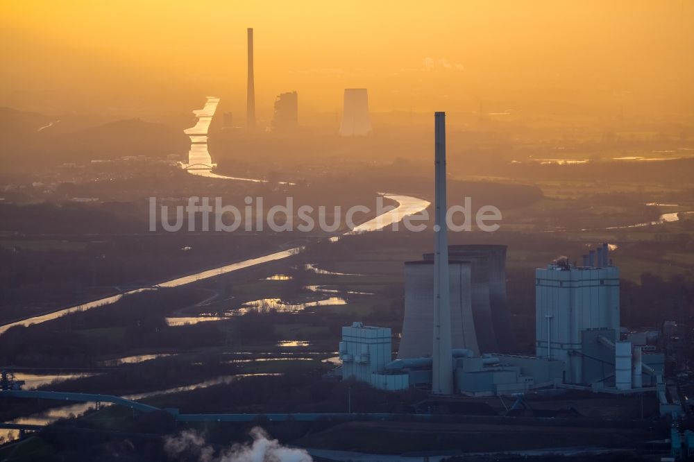 Luftbild Werne - Kraftwerksanlagen des Kohle- Heizkraftwerkes Kraftwerk Gersteinwerk der RWE Power im Sonnenuntergang in Werne im Bundesland Nordrhein-Westfalen