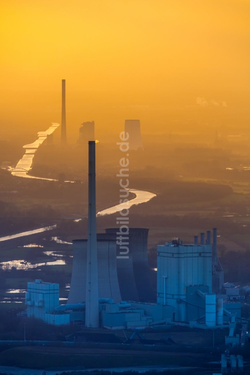 Luftaufnahme Werne - Kraftwerksanlagen des Kohle- Heizkraftwerkes Kraftwerk Gersteinwerk der RWE Power im Sonnenuntergang in Werne im Bundesland Nordrhein-Westfalen