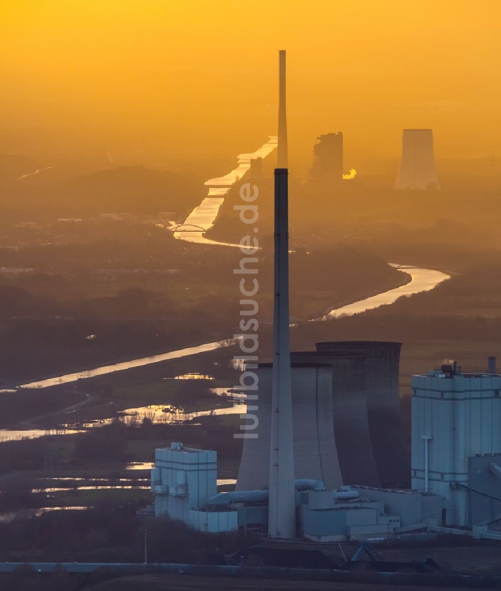 Werne von oben - Kraftwerksanlagen des Kohle- Heizkraftwerkes Kraftwerk Gersteinwerk der RWE Power im Sonnenuntergang in Werne im Bundesland Nordrhein-Westfalen