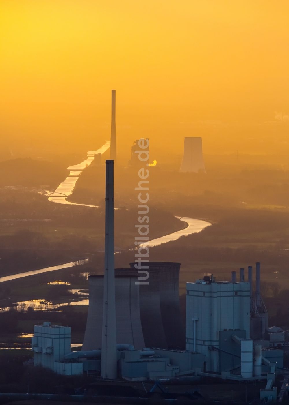 Werne aus der Vogelperspektive: Kraftwerksanlagen des Kohle- Heizkraftwerkes Kraftwerk Gersteinwerk der RWE Power im Sonnenuntergang in Werne im Bundesland Nordrhein-Westfalen