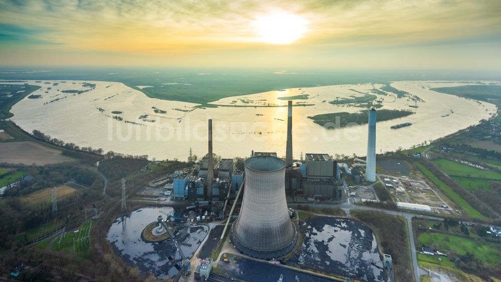 Voerde (Niederrhein) von oben - Kraftwerksanlagen des Kohle- Heizkraftwerkes der Steag Energy Services GmbH im Ortsteil Möllen in Voerde (Niederrhein) im Bundesland Nordrhein-Westfalen