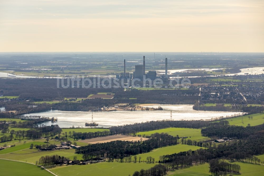 Voerde (Niederrhein) von oben - Kraftwerksanlagen des Kohle- Heizkraftwerkes der Steag Energy Services GmbH im Ortsteil Möllen in Voerde (Niederrhein) im Bundesland Nordrhein-Westfalen