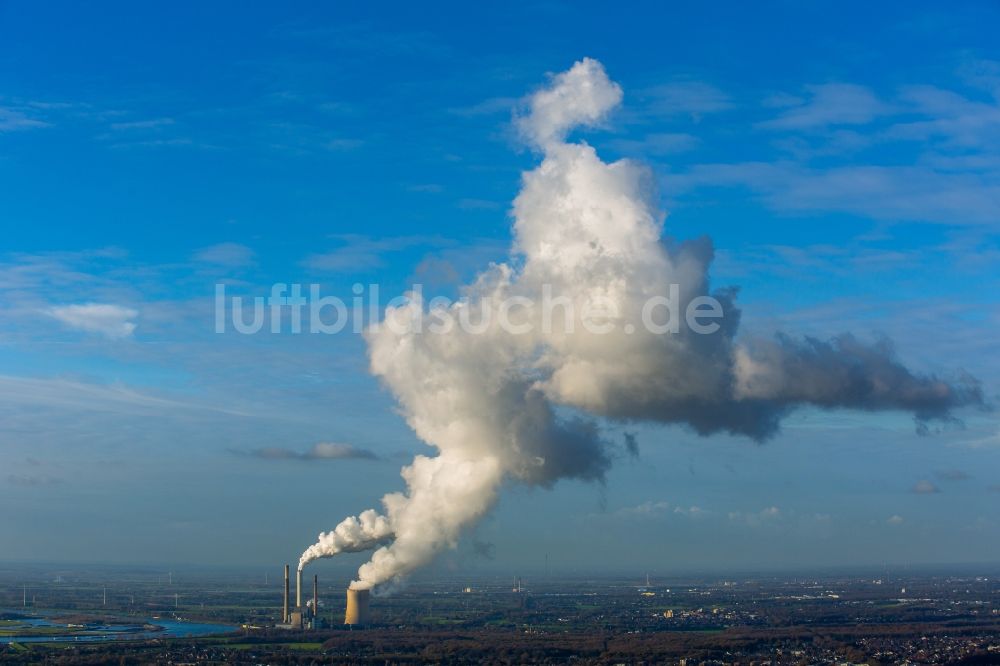 Voerde (Niederrhein) aus der Vogelperspektive: Kraftwerksanlagen des Kohle- Heizkraftwerkes in Voerde (Niederrhein) im Bundesland Nordrhein-Westfalen