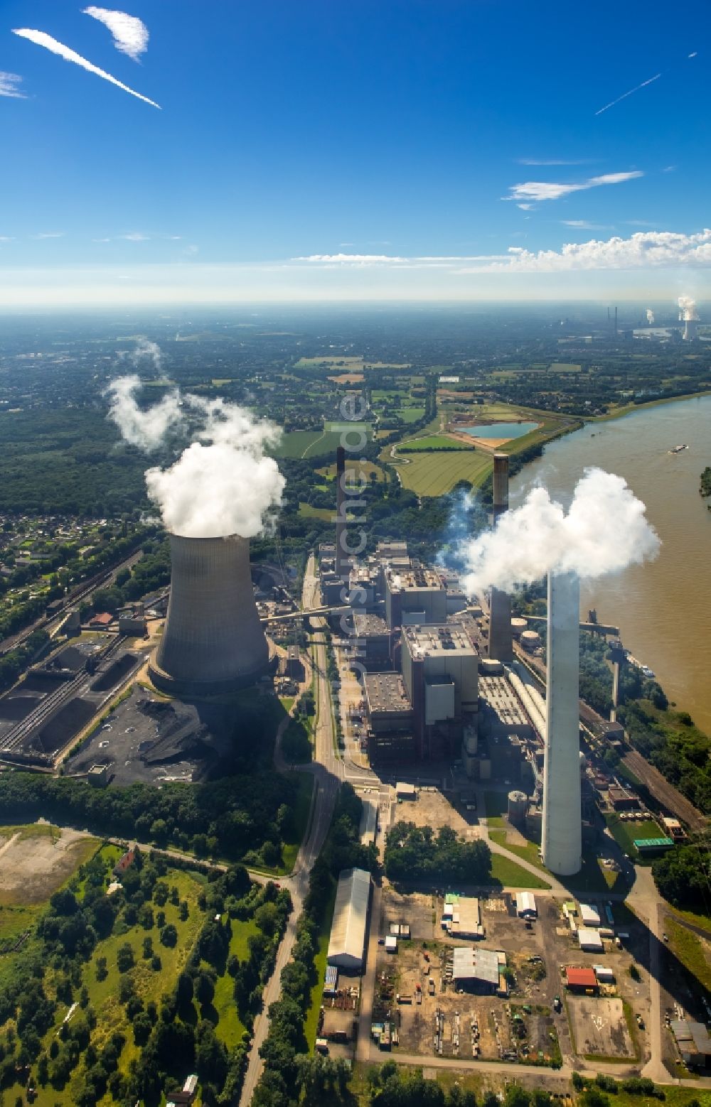 Voerde (Niederrhein) von oben - Kraftwerksanlagen des Kohle- Heizkraftwerkes in Voerde (Niederrhein) im Bundesland Nordrhein-Westfalen