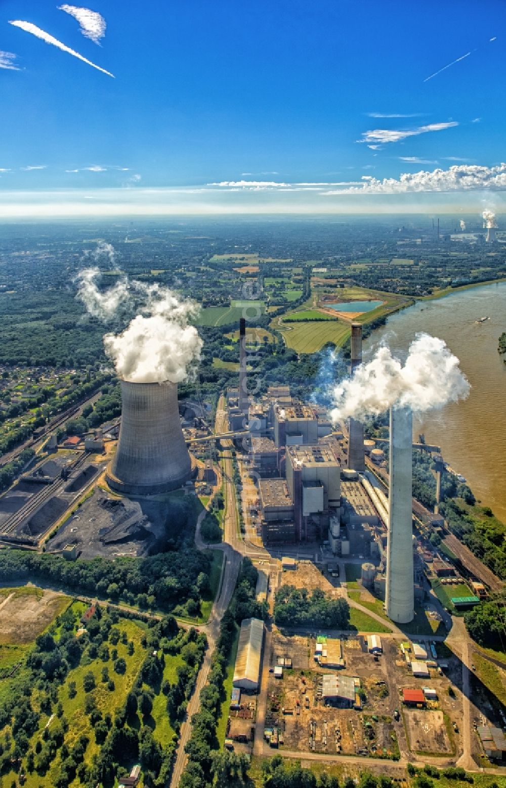 Voerde (Niederrhein) aus der Vogelperspektive: Kraftwerksanlagen des Kohle- Heizkraftwerkes in Voerde (Niederrhein) im Bundesland Nordrhein-Westfalen