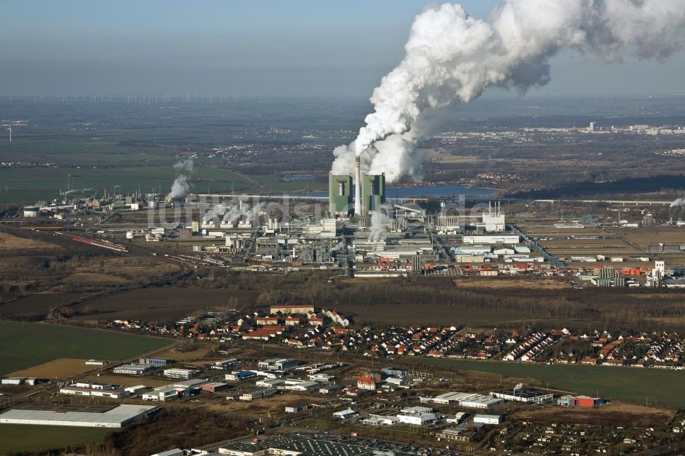 Schkopau aus der Vogelperspektive: Kraftwerksschlote des Heizkraftwerk Schkopau im Bundesland Sachsen-Anhalt